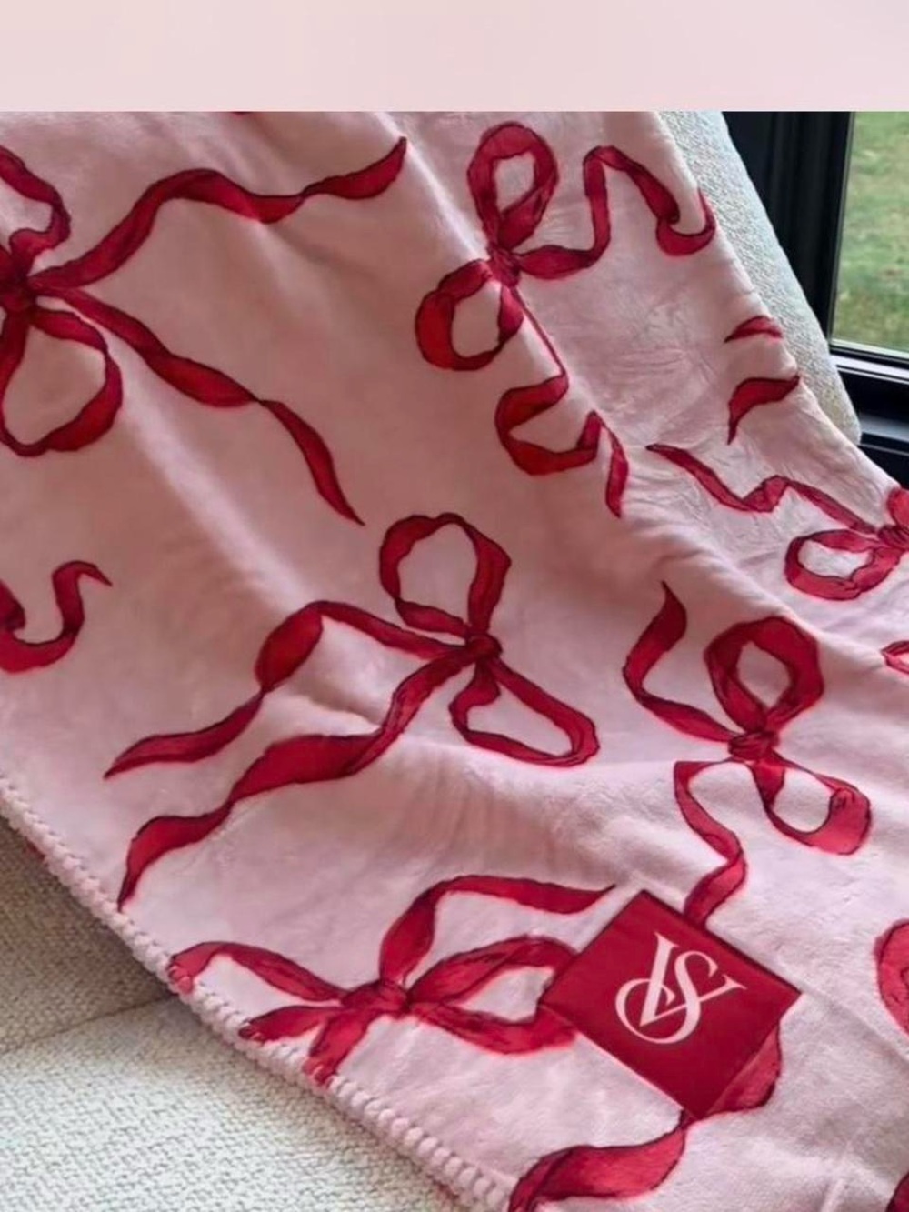 Cute Victoria Secret NWOT cozy pink blanket with red bows 50x60